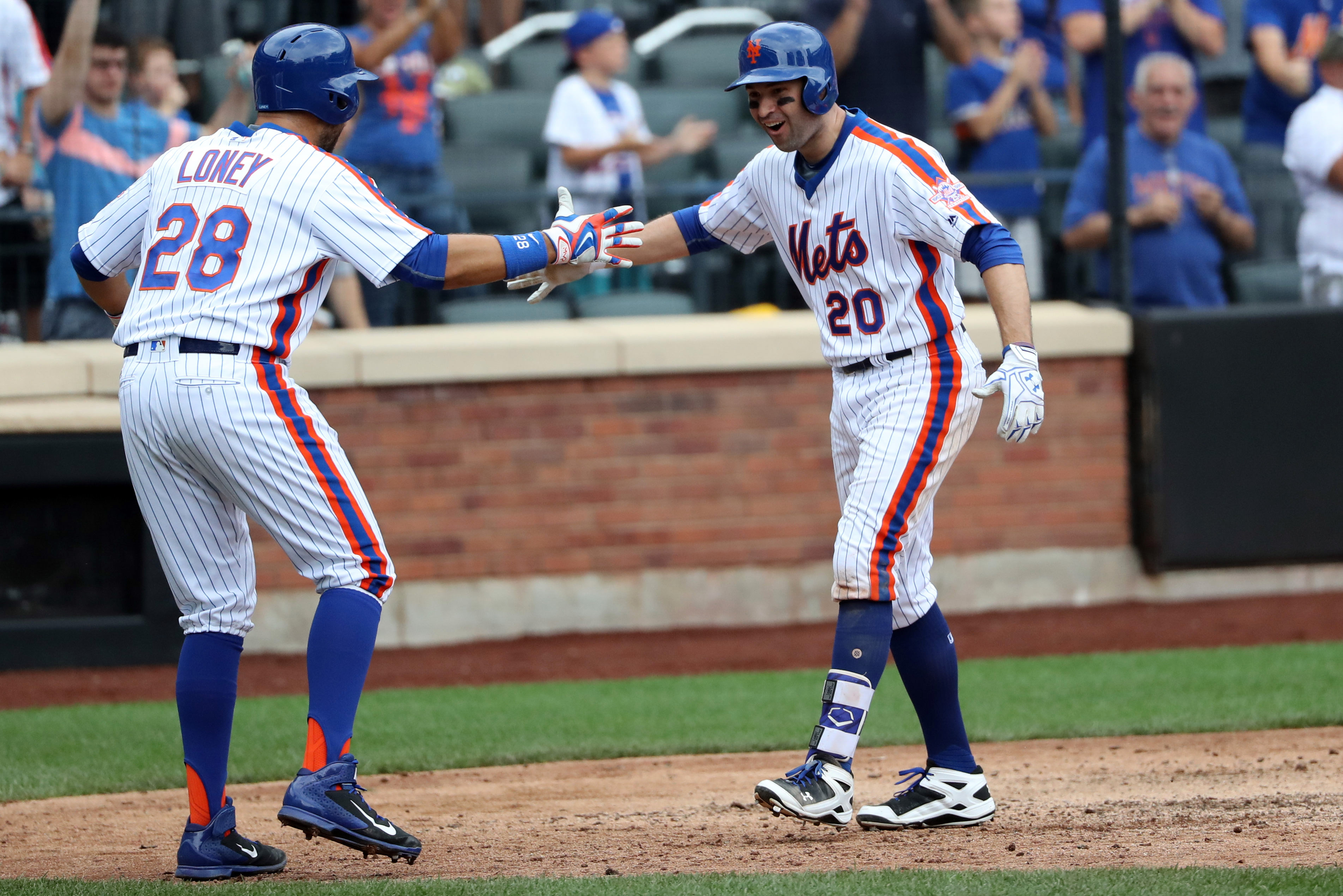 New York Mets: Neil Walker Accepts Qualifying Offer 