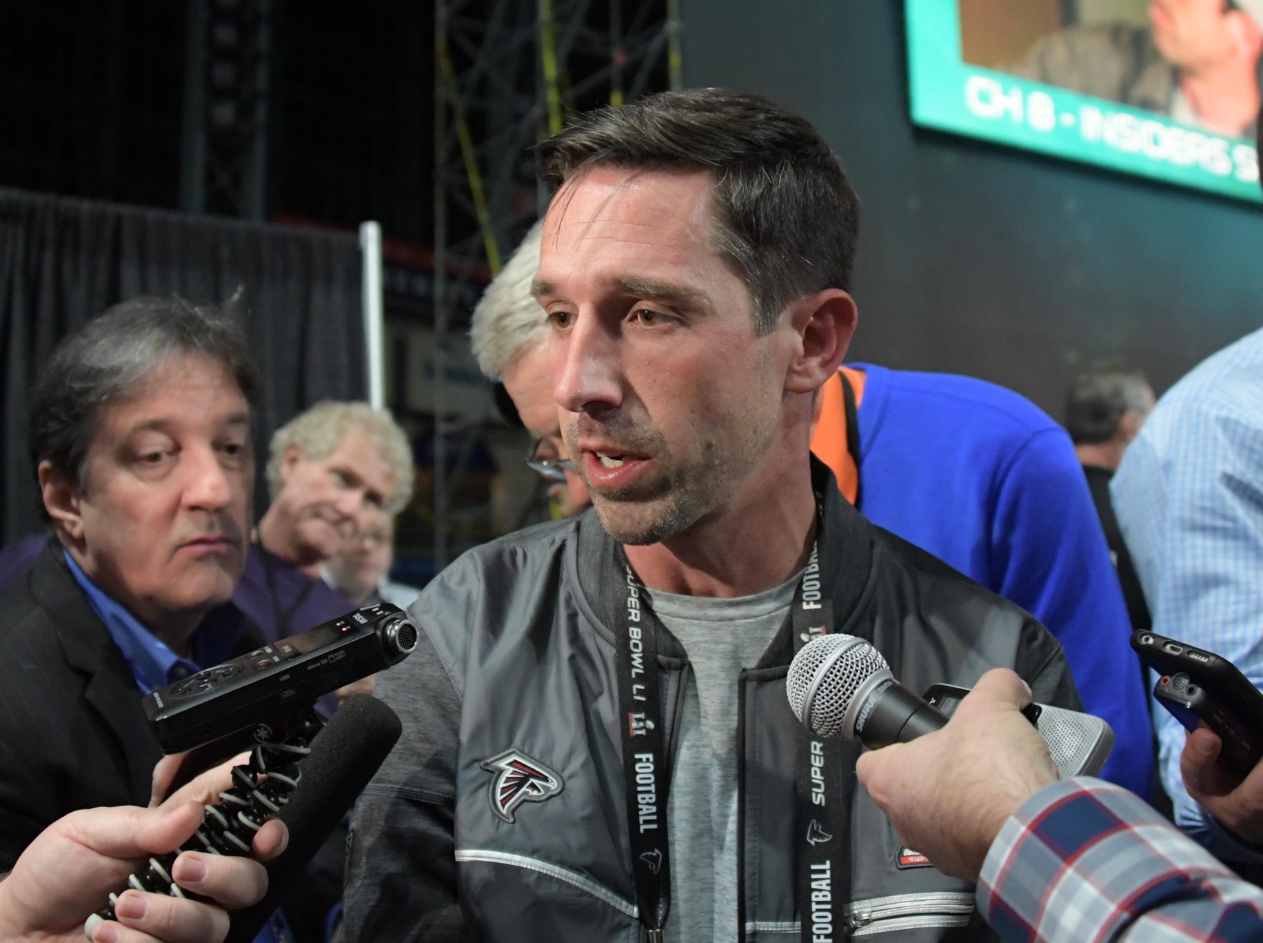 Atlanta Falcons' Kyle Shanahan loses backpack at Super Bowl media day 