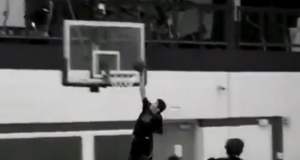 Trashaun Willis, a one-armed middle school basketball player, dunks in a game (Video) 