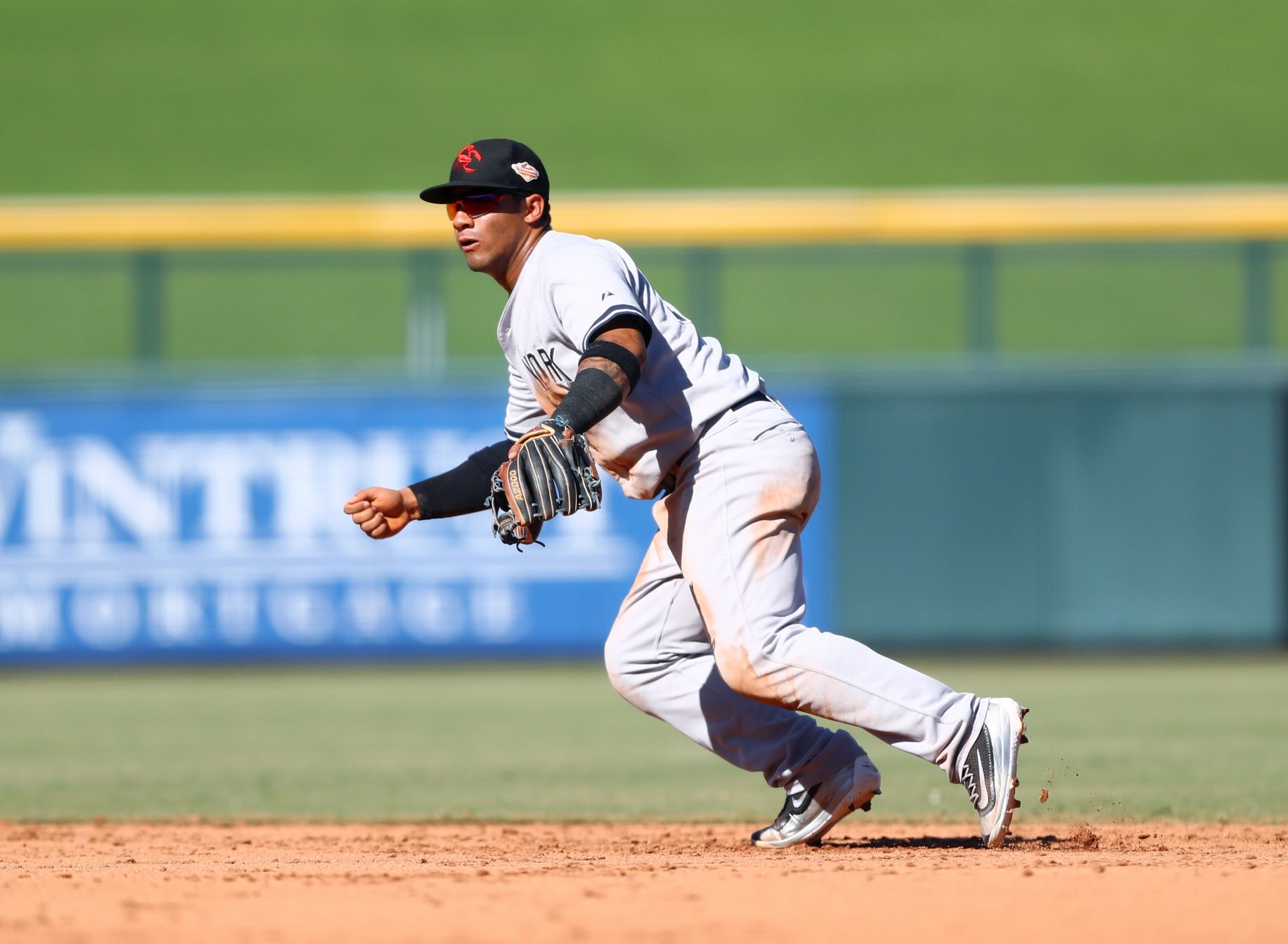 Gleyber Torres teaches MLB pitchers what to do during shift