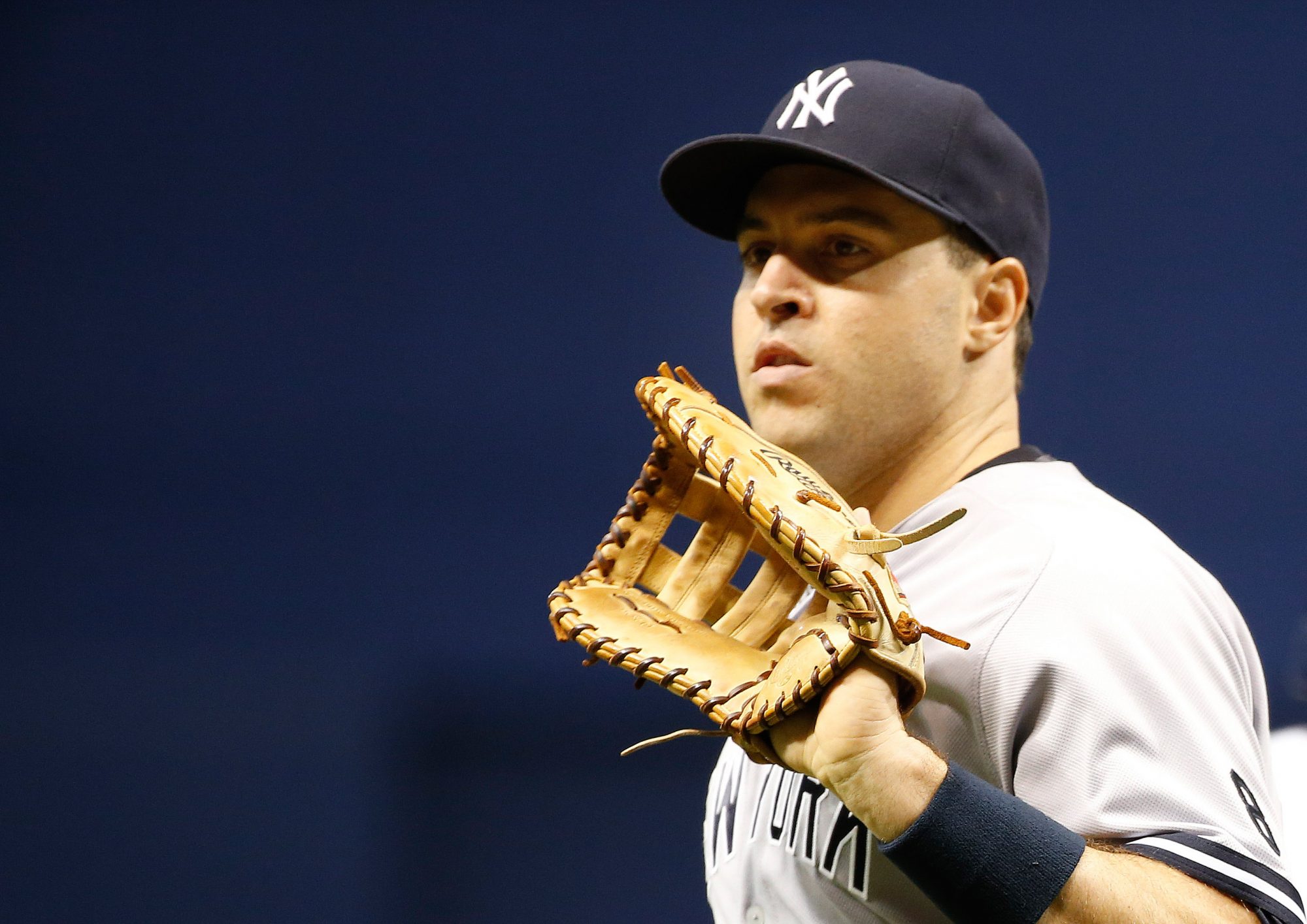 Retiring Mark Teixeira honored by Yankees before final game