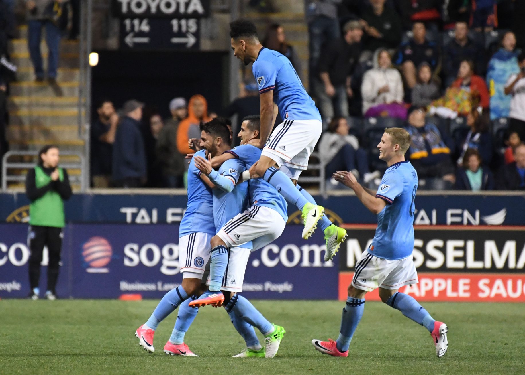 David Villa's Amazing Goal Leads New York City FC Past Philadelphia Union, 2-0 (Highlights) 