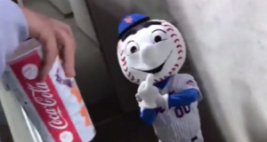New York Mets' Mr. Met Throws Up the Middle Finger During Blowout (Video) 