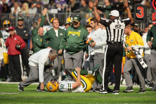 Aaron Rodgers carted from sideline after suffering apparent leg injury in  his first series for Jets