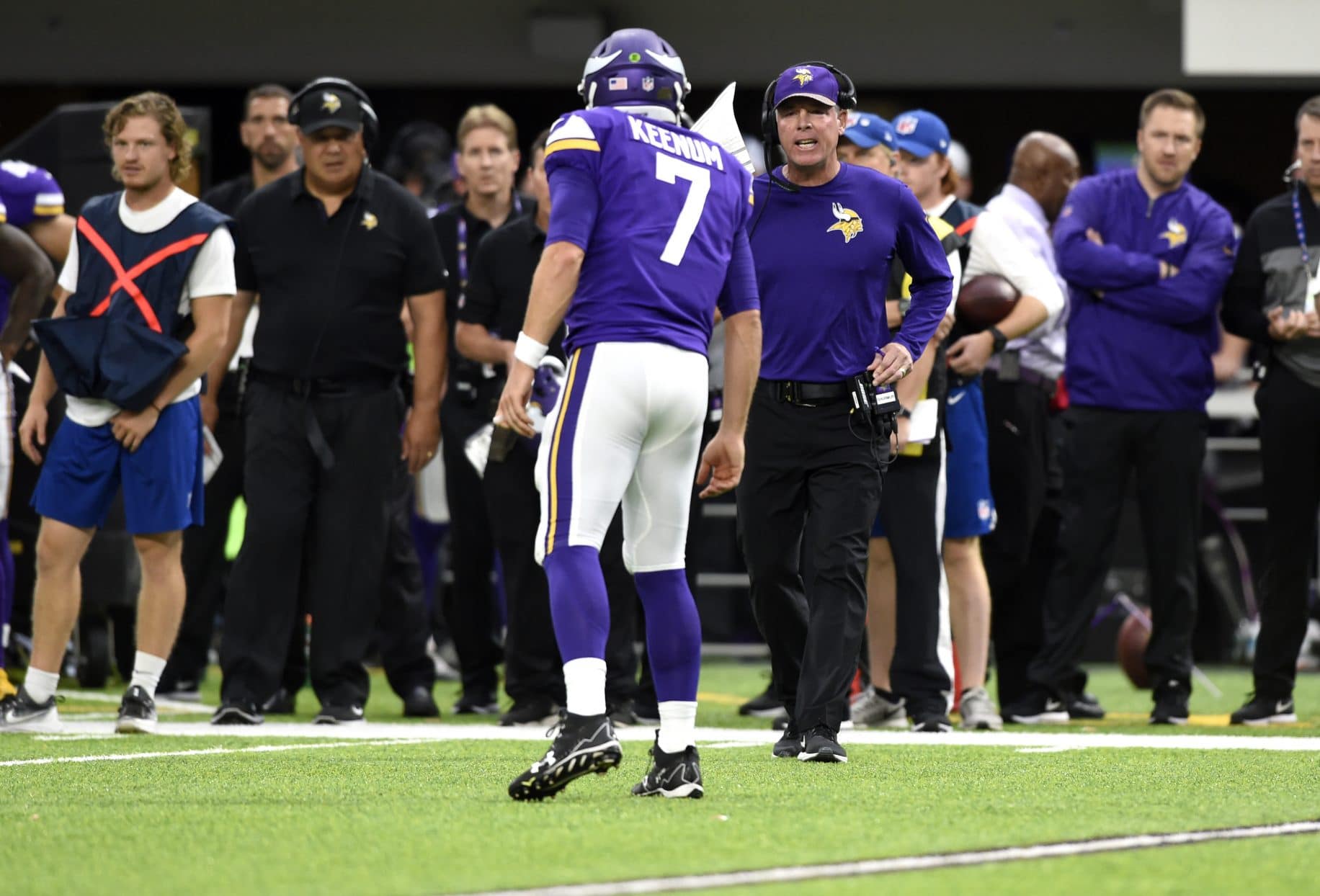 MINNEAPOLIS, MN - OCTOBER 1: Case Keenum #7 of the Minnesota Vikings speaks with offensive coordinator Pat Shurmur in the second quarter of the game against the Detroit Lions on October 1, 2017 at U.S. Bank Stadium in Minneapolis, Minnesota. 