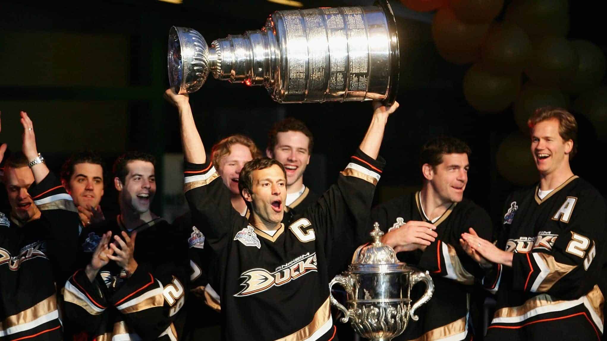 Anaheim Ducks retire Stanley Cup hero Scott Niedermayer's No. 27