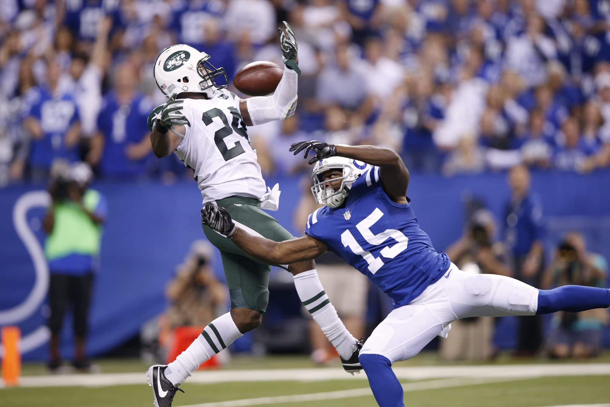 Aaron Glenn of the Dallas Cowboys looks on during the game against News  Photo - Getty Images