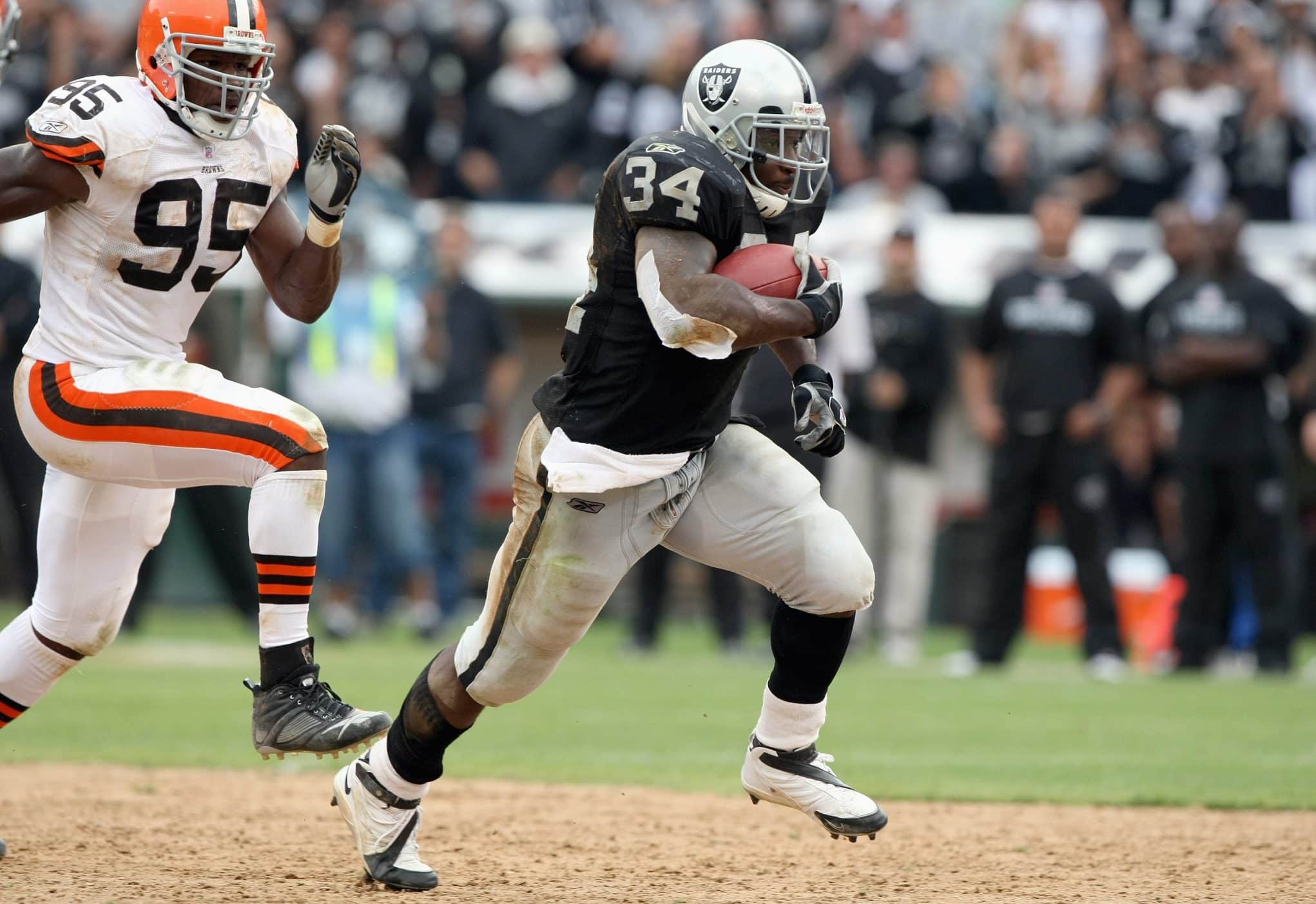 EAST RUTHERFORD, NJ - NOVEMBER 01: Jets #34 LaMont Jordan drives