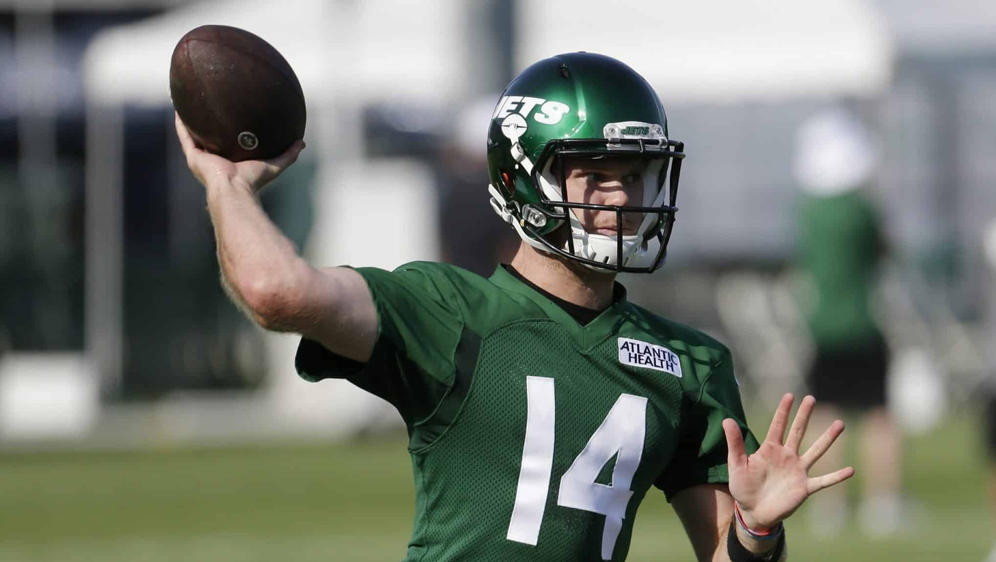 New York Jets video: Sam Darnold signs Deshaun Watson jersey