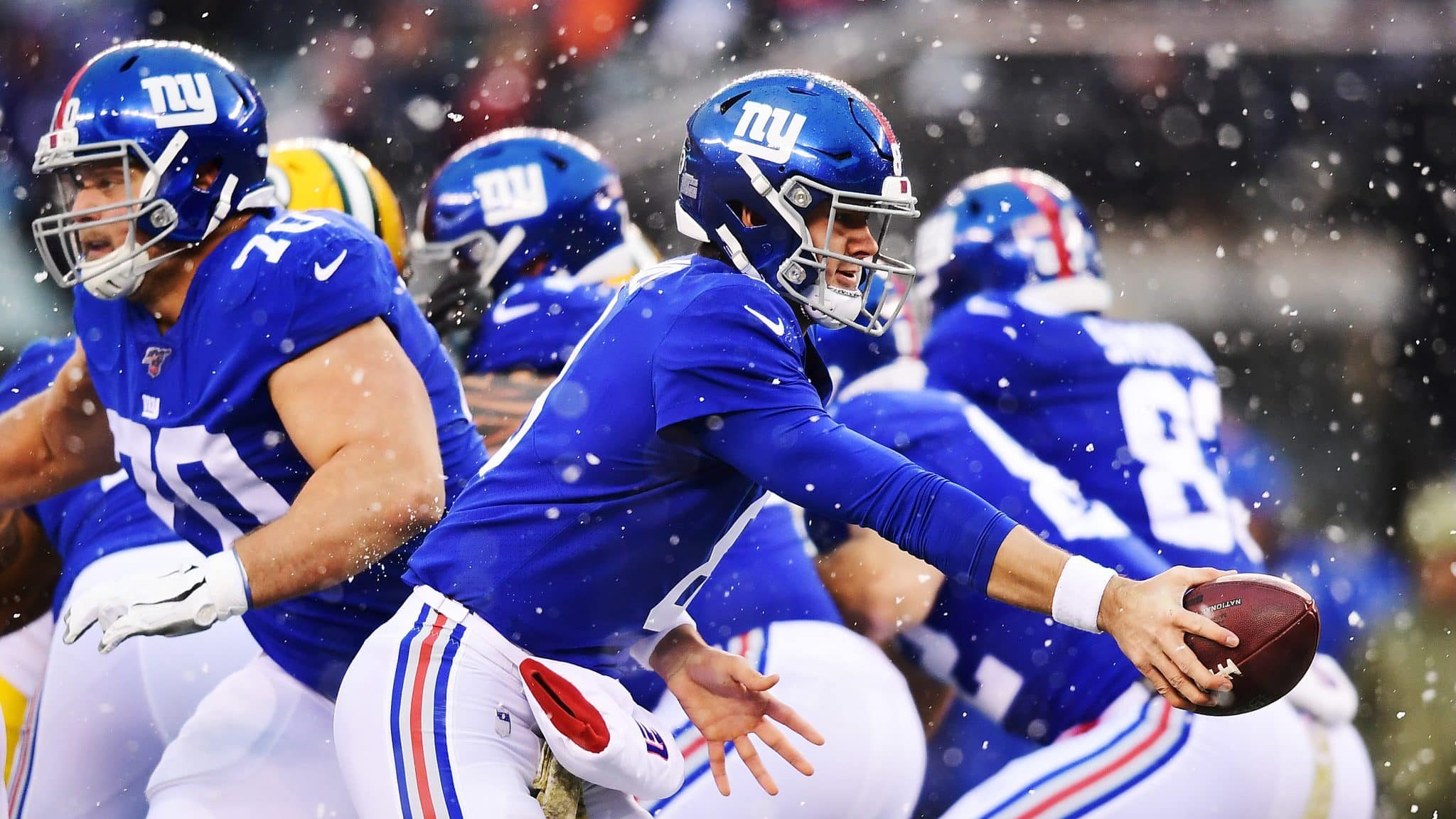 EAST RUTHERFORD, NEW JERSEY - DECEMBER 01: Daniel Jones #8 of the New York Giants hands off the ball during the first half of their game against the Green Bay Packers at MetLife Stadium on December 01, 2019 in East Rutherford, New Jersey..