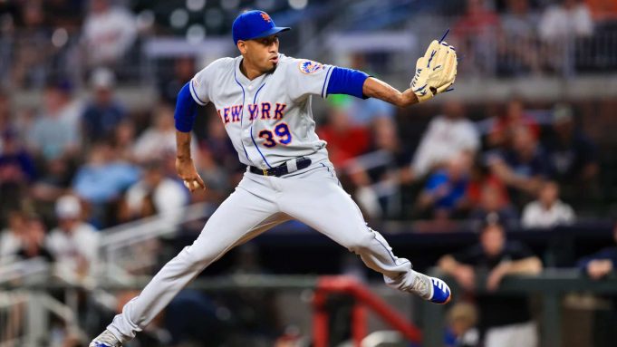ATLANTA, GA - AUGUST 15: Edwin Diaz #39 of the New York Mets pitches in the ninth inning during the game against the Atlanta Braves at SunTrust Park on August 15, 2019 in Atlanta, Georgia.