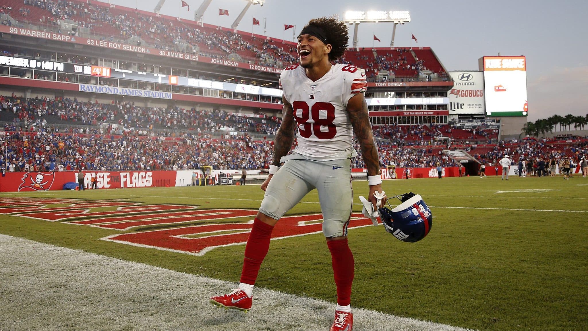 TAMPA, FLORIDA - SEPTEMBER 22: Evan Engram #88 of the New York Giants celebrates after defeating the Tampa Bay Buccaneers 32-31 at Raymond James Stadium on September 22, 2019 in Tampa, Florida.
