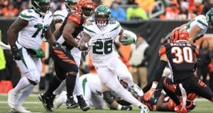 CINCINNATI, OHIO - DECEMBER 01: Le'Veon Bell #26 of the New York Jets runs with the ball during the game against the Cincinnati Bengals at Paul Brown Stadium on December 01, 2019 in Cincinnati, Ohio.