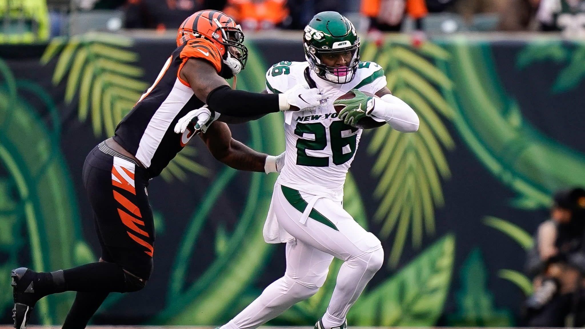 CINCINNATI, OH - DECEMBER 01: Le'Veon Bell #26 of the New York Jets during the first half of NFL football game against the Cincinnati Bengals at Paul Brown Stadium on December 1, 2019 in Cincinnati, Ohio.