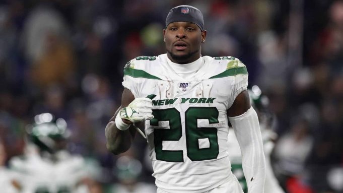 BALTIMORE, MARYLAND - DECEMBER 12: Running back Le'Veon Bell #26 of the New York Jets runs off the field during half time against the Baltimore Ravens at M&T Bank Stadium on December 12, 2019 in Baltimore, Maryland.