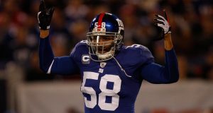 EAST RUTHERFORD, NJ - OCTOBER 25: Antonio Pierce #58 of the New York Giants gets the crowd going against the Arizona Cardinals on October 25, 2009 at Giants Stadium in East Rutherford, New Jersey.