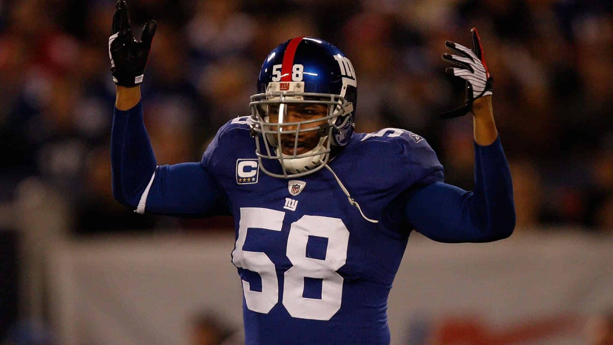 EAST RUTHERFORD, NJ - OCTOBER 25: Antonio Pierce #58 of the New York Giants gets the crowd going against the Arizona Cardinals on October 25, 2009 at Giants Stadium in East Rutherford, New Jersey.