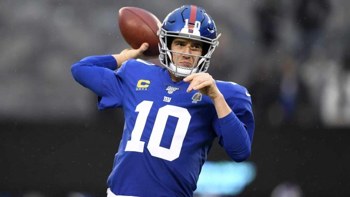 EAST RUTHERFORD, NEW JERSEY - DEwaCEMBER 29: Eli Manning #10 of the New York Giants warms up prior to the game against the Philadelphia Eagles at MetLife Stadium on December 29, 2019 in East Rutherford, New Jersey.