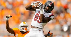 KNOXVILLE, TN - OCTOBER 14: Bryan Edwards #89 of the South Carolina Gamecocks makes a catch defended by Shaq Wiggins #6 of the Tennessee Volunteers during the first half at Neyland Stadium on October 14, 2017 in Knoxville, Tennessee.