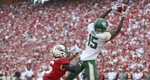 NORMAN, OK - SEPTEMBER 29: Wide receiver Denzel Mims #15 of the Baylor Bears catches a touchdown in front of cornerback Tre Brown #6 of the Oklahoma Sooners at Gaylord Family Oklahoma Memorial Stadium on September 29, 2018 in Norman, Oklahoma. New York Jets