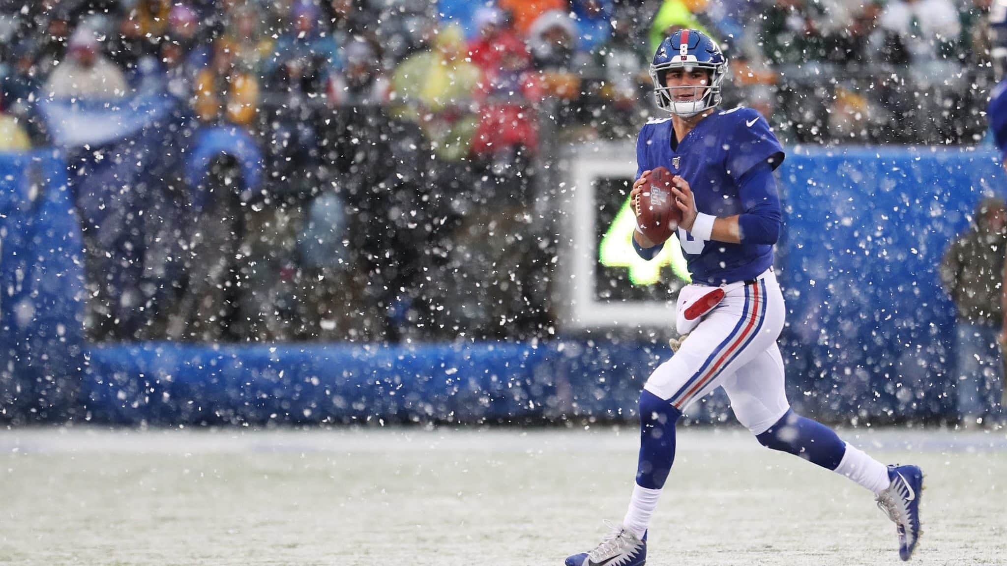 EAST RUTHERFORD, NEW JERSEY - DECEMBER 01: Daniel Jones #8 of the New York Giants in action against the Green Bay Packers during their game at MetLife Stadium on December 01, 2019 in East Rutherford, New Jersey.