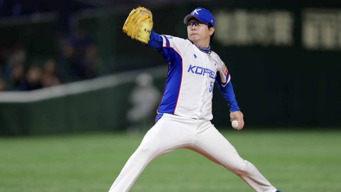 TOKYO, JAPAN - NOVEMBER 11: Pitcher Yang Hyeonjong #54 of South Korea throws in the top of 1st inning during the WBSC Premier 12 Super Round game between South Korea and USA at the Tokyo Dome on November 11, 2019 in Tokyo, Japan.