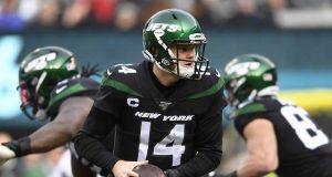 EAST RUTHERFORD, NEW JERSEY - DECEMBER 08: Sam Darnold #14 of the New York Jets looks to hand off the ball during the first half of the game against the Miami Dolphins at MetLife Stadium on December 08, 2019 in East Rutherford, New Jersey.