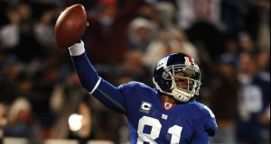 EAST RUTHERFORD, NJ - NOVEMBER 02: Amani Toomer #81 of the New York Giants scores a touchdown against the Dallas Cowboys during their game on November 2, 2008 at Giants Stadium in East Rutherford, New Jersey.