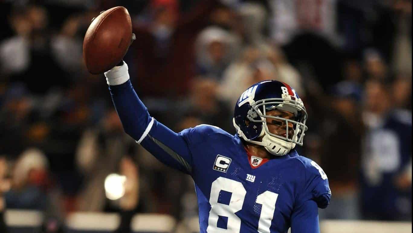 EAST RUTHERFORD, NJ - NOVEMBER 02: Amani Toomer #81 of the New York Giants scores a touchdown against the Dallas Cowboys during their game on November 2, 2008 at Giants Stadium in East Rutherford, New Jersey.