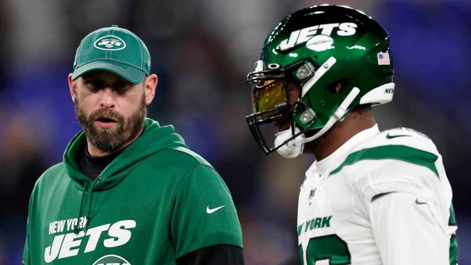 BALTIMORE, MARYLAND - DECEMBER 12: Head coach Adam Gase of the New York Jets and running back Le'Veon Bell #26 talk before the game against the Baltimore Ravens at M&T Bank Stadium on December 12, 2019 in Baltimore, Maryland.