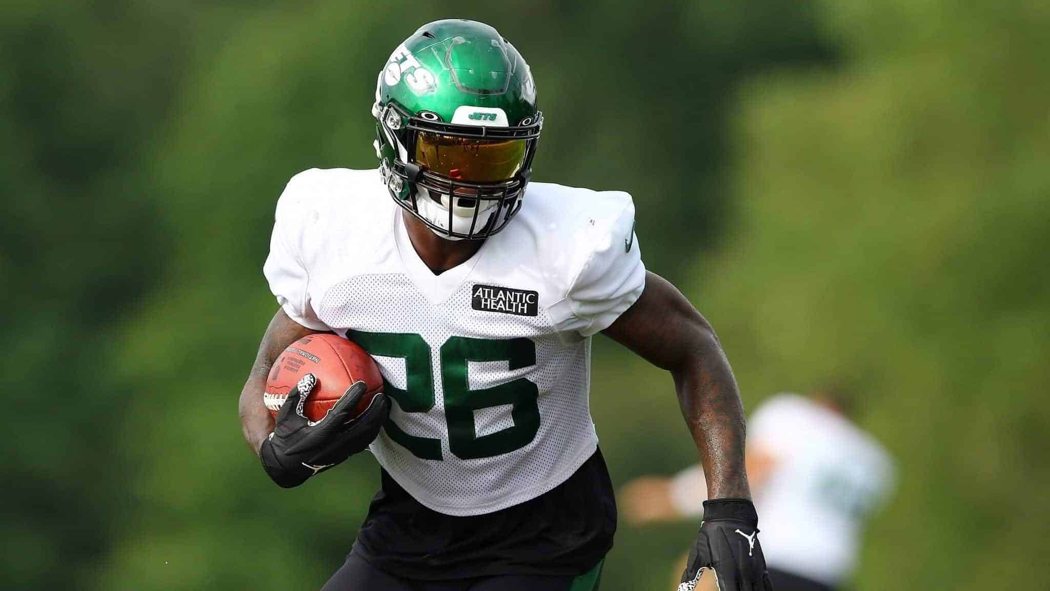FLORHAM PARK, NEW JERSEY - AUGUST 23: Le'Veon Bell #26 of the New York Jets runs drills at Atlantic Health Jets Training Center on August 23, 2020 in Florham Park, New Jersey.