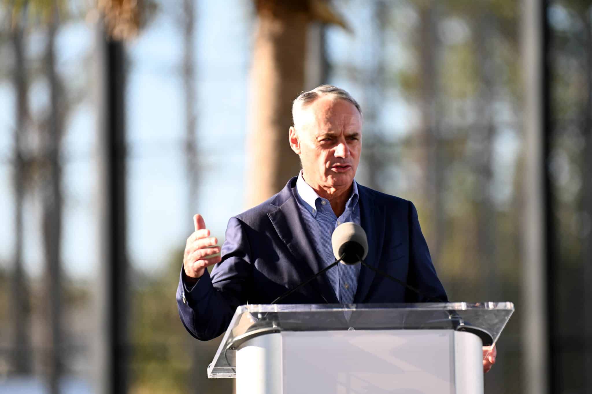 rob manfred mets spending